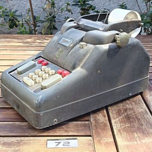 Lote siguiente: Antigua Máquina calculadora  A.B. Addo Malmö fabricada en Suecia - con Placa de Identificación Modelo 40E y Numero de Serie - Sin Probar  Falta Cable Original de Conexión Electrica