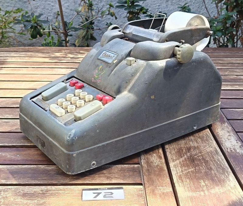 Antigua Máquina calculadora A.B. Addo Malmö fabricada en Suecia - con Placa de Identificación Modelo 40E y Numero de Serie - Sin Probar Falta Cable Original de Conexión Electrica