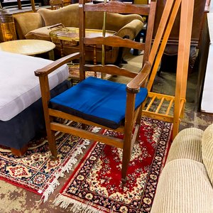 Lote siguiente: Silla de Comedor de Madera con Tapizado Azul