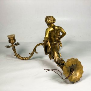 Aplique de Pared en Bronce con Figura de Niño Sosteniendo Luces - imagen 5