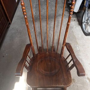 Mecedora Clásica de Madera Marrón - imagen 2