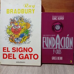 Lote siguiente: Dos Libros de Ciencia Ficción: Fundación y Caos de Isaac Asimov y El Signo del Gato de Ray Bradbury