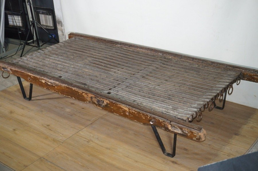 Lote anterior: Mesa de madera con estructura metálica y vidrio