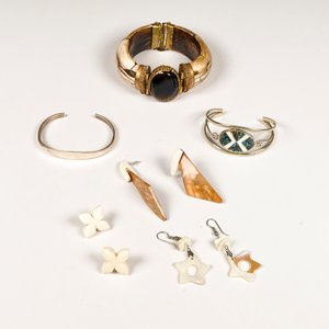 Lote de 6 Piezas: Brazaletes y Aretes de Materiales Variados - imagen 2