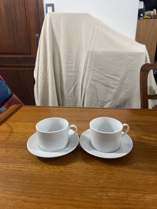 Dos Tazas con sus Platos Blancos