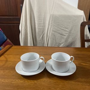 Lote siguiente: Dos Tazas con sus Platos Blancos