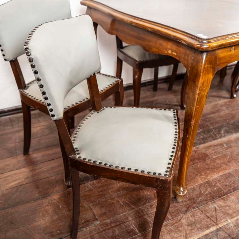 Mesa de comedor francesa con sillas tapizadas en cuerina gris - imagen 3