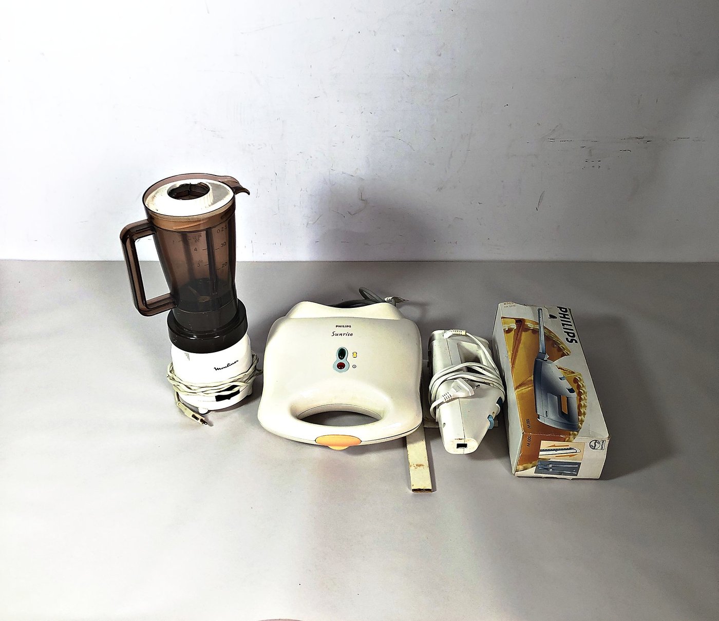 Lote de 3 electrodomésticos: Sandwichera, Cuchillo Eléctrico Philips y Licuadora Moulinex