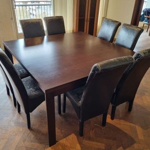 Juego de Comedor: Mesa Rectangular de Madera Oscura con 8 Sillas Tapizadas en Cuero Negro - imagen 1