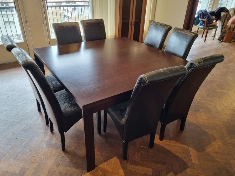 Juego de Comedor: Mesa Rectangular de Madera Oscura con 8 Sillas Tapizadas en Cuero Negro