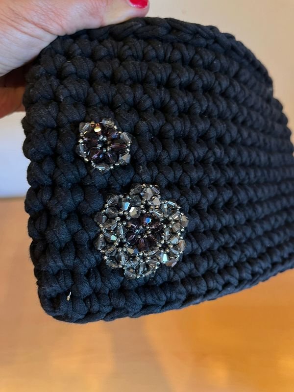 Lote siguiente: Bolsa de crochet con adornos de strass