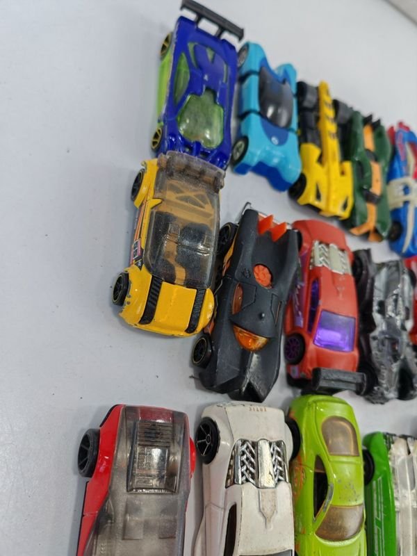 Colección de 20 Hot Wheels en diferentes colores y materiales - imagen 5