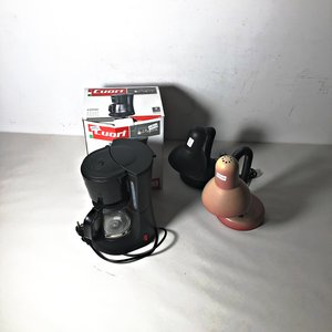 Lote siguiente: Cafetera Cuori Profumo y Dos Lámparas de Escritorio