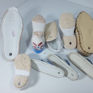 Conjunto de Zuecos y Zapatos Decorativos de Cerámica con Motivos Florales - imagen 4