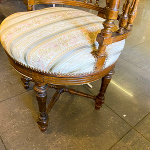Sillón de Estilo Inglés con Tapizado Floral y Patas de Madera - imagen 4
