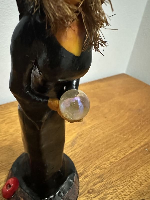 Estatuilla Resina Hechisera Agatha - Figurita de Bruja con Báculo - imagen 3