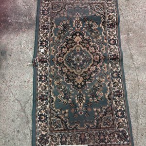 Lote siguiente: Alfombra pequeña con detalle lateral