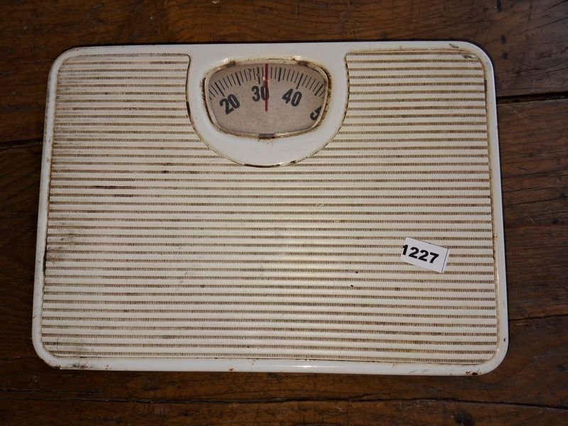 Lote siguiente: Balanza Analógica Vintage con Patrón de Cuadrícula