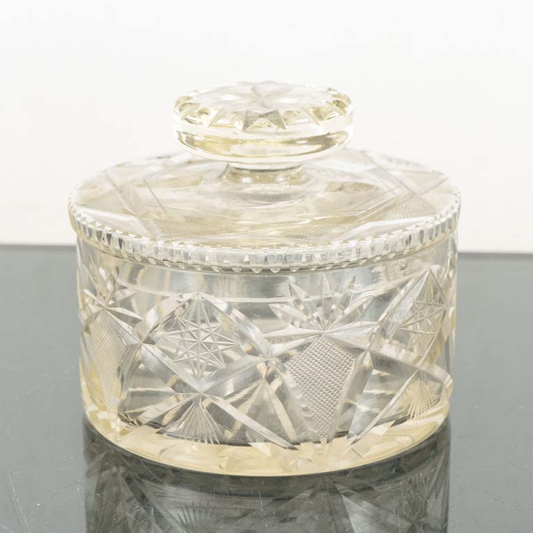 Lote anterior: Bombonera de cristal tallado - Medidas: 13x10cm
