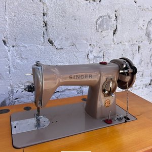 Máquina de Coser Singer Antigua con Mueble de Madera - imagen 4