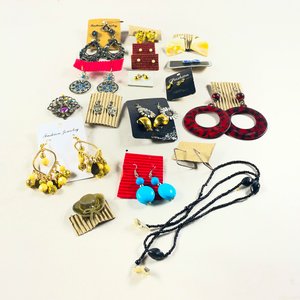 Lote Variado de Pares de Aretes y Accesorios - imagen 1