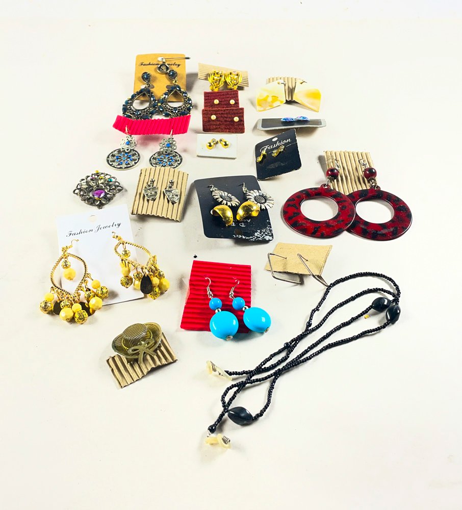 Lote Variado de Pares de Aretes y Accesorios