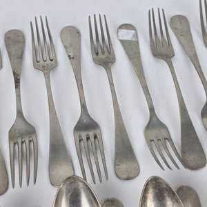 Conjunto de Cubiertos Antiguos: Cucharas y Tenedores de Plata - imagen 4