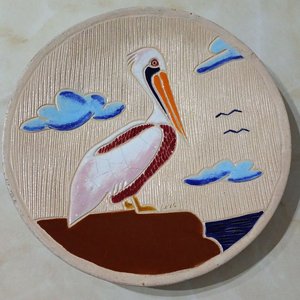Lote siguiente: Plato Decorativo Artesanal de Cerámica con Pelícano y Mar