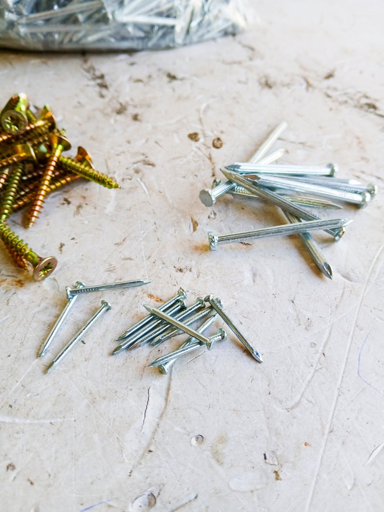 Clavos y tornillos dorados en buen estado - imagen 4