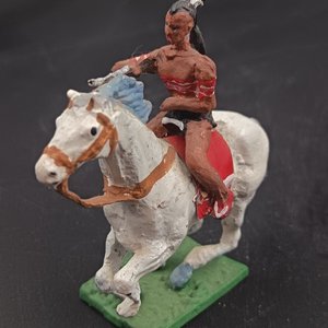 Figura de Indio a Caballo en Posición de Ataque - imagen 3
