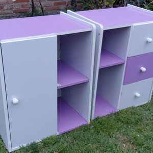 Juego de 2 Mesas de Luz Blancas y Violetas con Cajones y Puerta - imagen 6