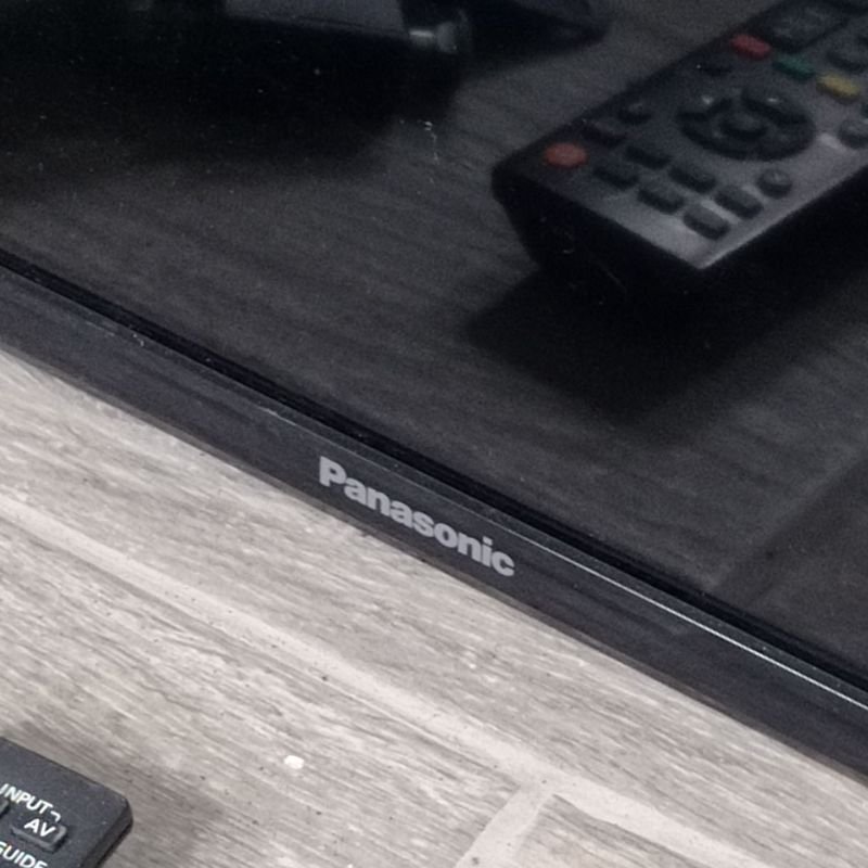Tv led marca Panasonic de 32 pulgadas con soporte y teclado - imagen 3