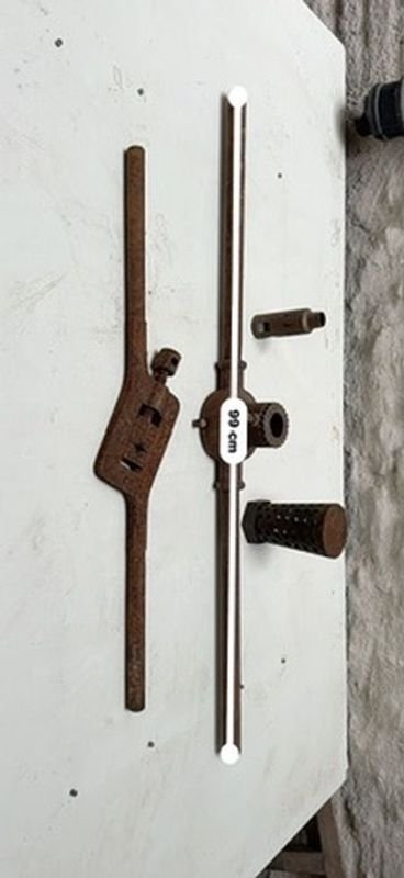 Colección de llaves antiguas y barra metálica - imagen 4