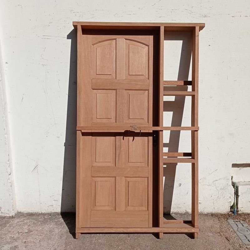 Lote siguiente: Puerta exterior de cedro con cerradura y llaves