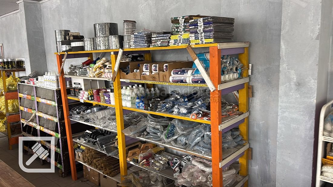 Estantería Metálica con Diversos Artículos y Materiales
