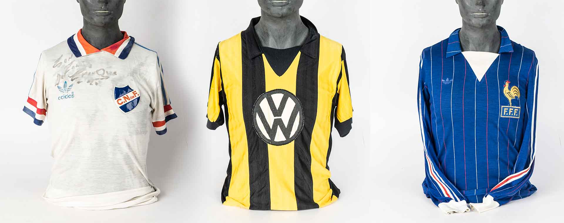 ¡Fútbol en el recuerdo! Camisetas de leyendas uruguayas y más - imagen 1