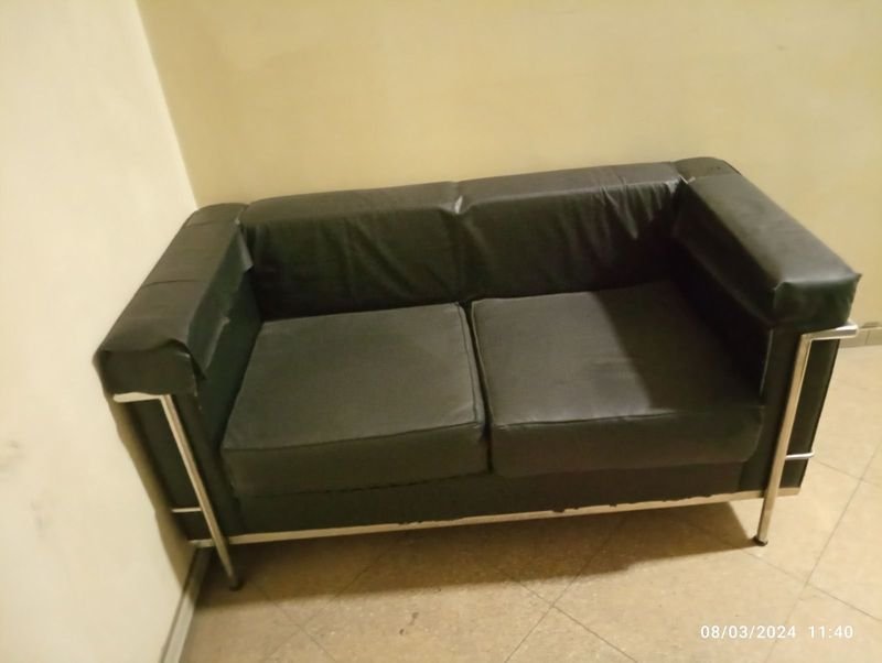 Sofá de Cuero Negro con Dos Almohadones