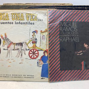 Lote de Audio y Música: Tocadiscos Philips, 19 Vinilos y Micrófono - imagen 4