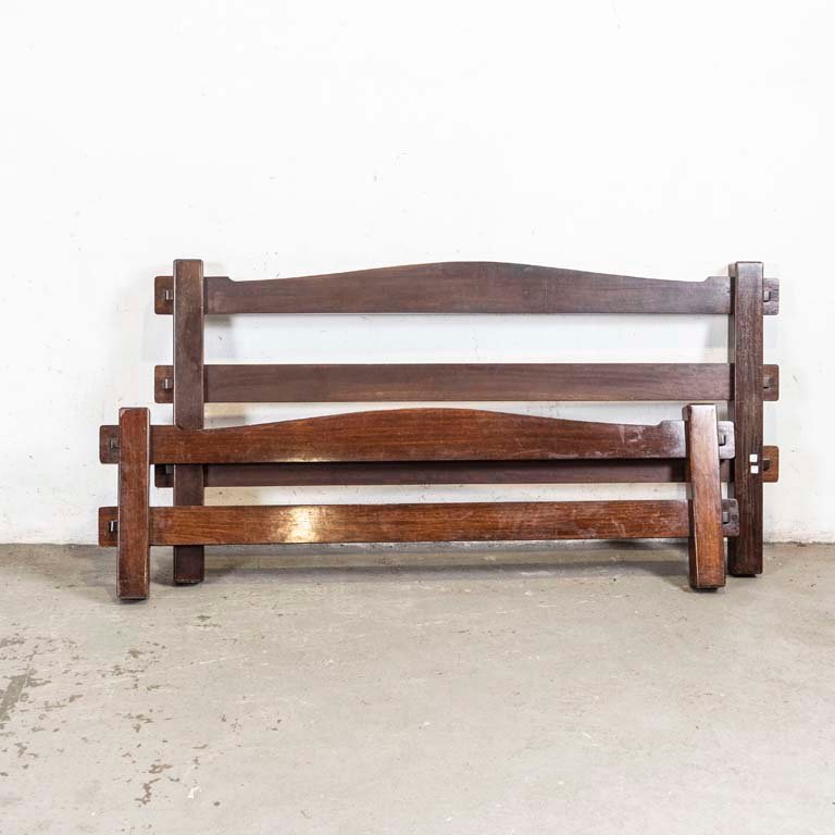 Lote siguiente: Camas de madera en un solo pieza con detalles en el lustre
