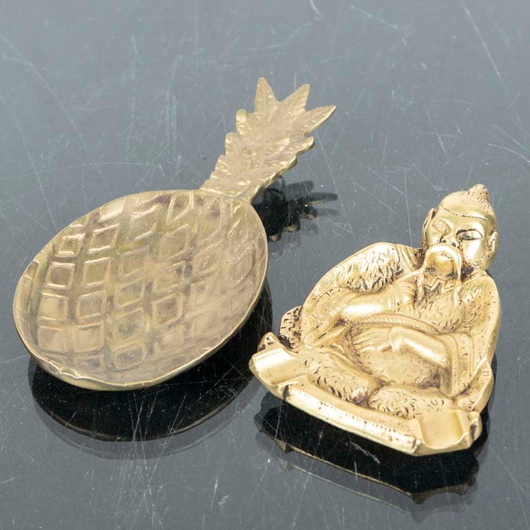 Lote siguiente: Ceniceros de bronce con forma de ananá y figura