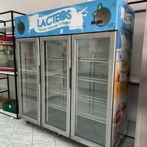 Lote siguiente: Heladera Vitrina Vertical Lacteos 3 Puertas