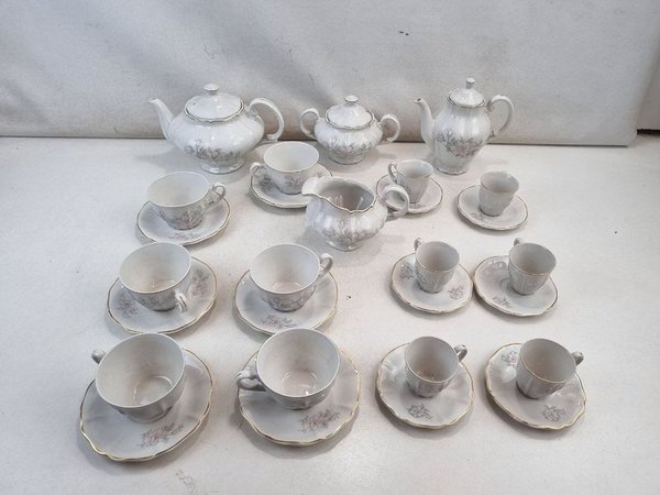L 392 - 24 Piezas - Importante juego de té/café de Porcelana Olmos, industria uruguaya, con delicado diseño floral en tonos pasteles y realces dorados en bordes, completo y en excelente estado de conservación - imagen 1