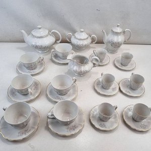 L 392 - 24 Piezas - Importante juego de té/café de Porcelana Olmos, industria uruguaya, con delicado diseño floral en tonos pasteles y realces dorados en bordes, completo y en excelente estado de conservación - imagen 1