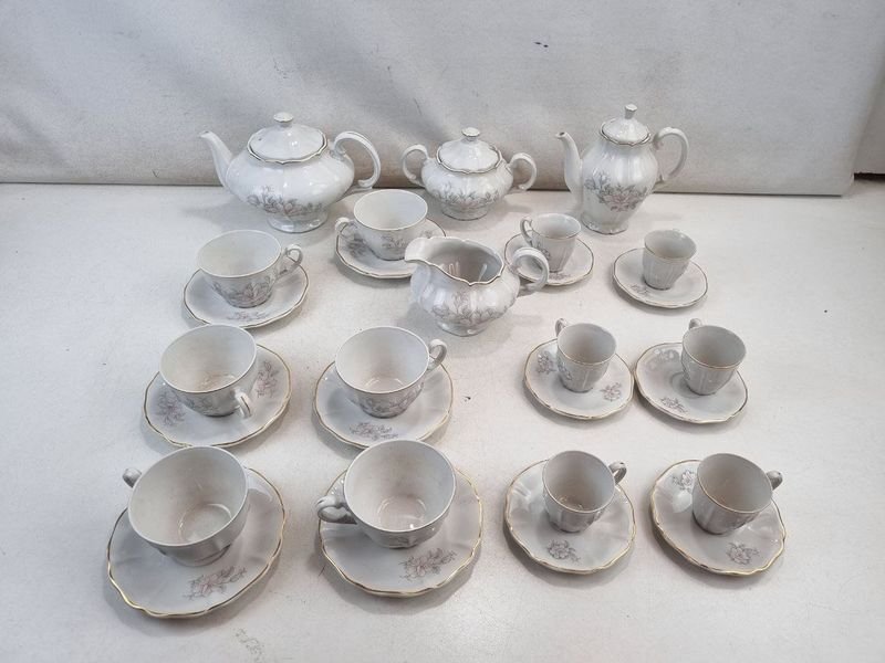 L 392 - 24 Piezas - Importante juego de té/café de Porcelana Olmos, industria uruguaya, con delicado diseño floral en tonos pasteles y realces dorados en bordes, completo y en excelente estado de conservación