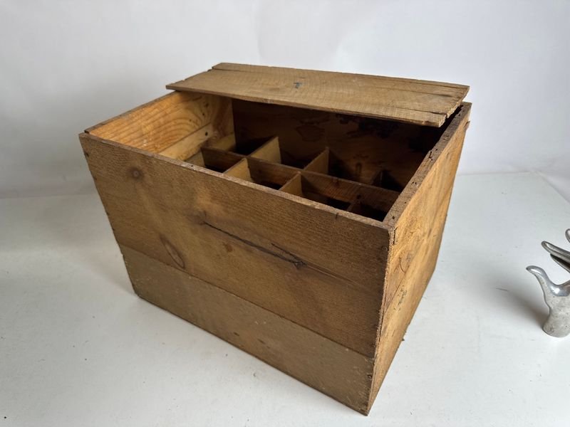 Antiguo cajón de bebidas con diseño antiguo - imagen 5