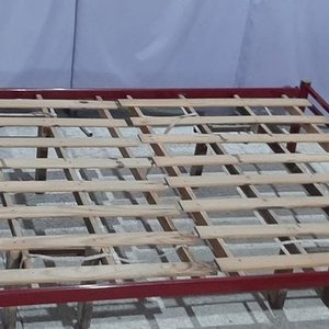 Cama de Caño Roja 2 Plazas con Parrilla de Madera y Colchón Capitoné - imagen 3