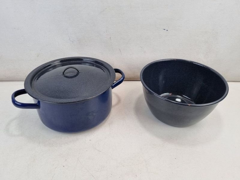 Conjunto Enlozado Azul Oscuro: Olla con Tapa y Bowl