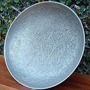Fuente y Dos Platos de Pared Metálicos Labrados Estilo Oriental - imagen 10
