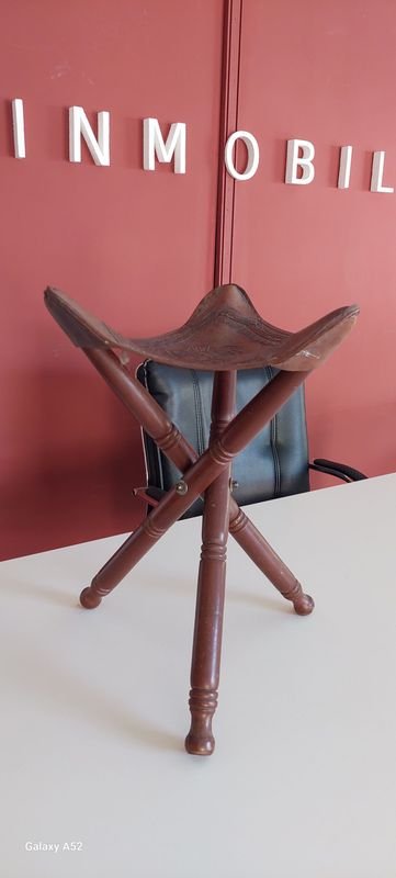 Muy linda banqueta plegable en madera y asiento en cuero repujado - imagen 5