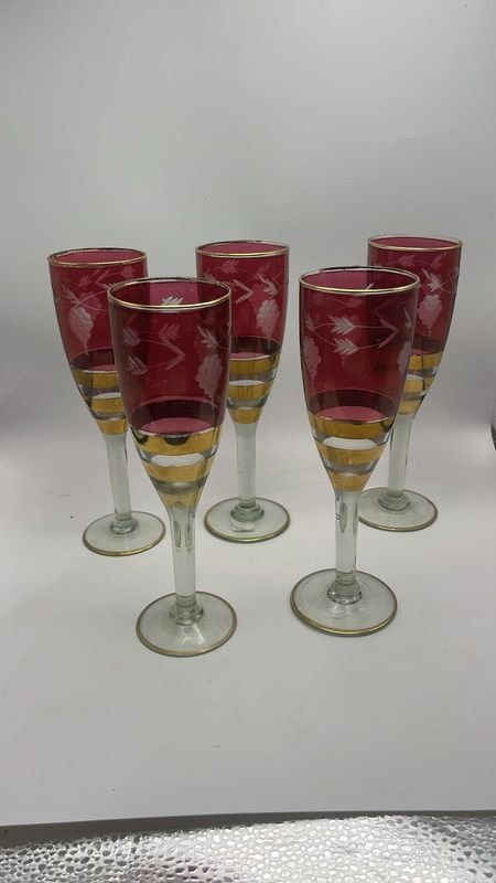 Copas de vino rojas con diseño floral - imagen 1